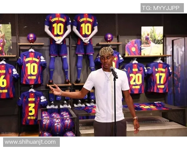 足球明星身穿38号球衣展现独特风格引发球迷热议与关注